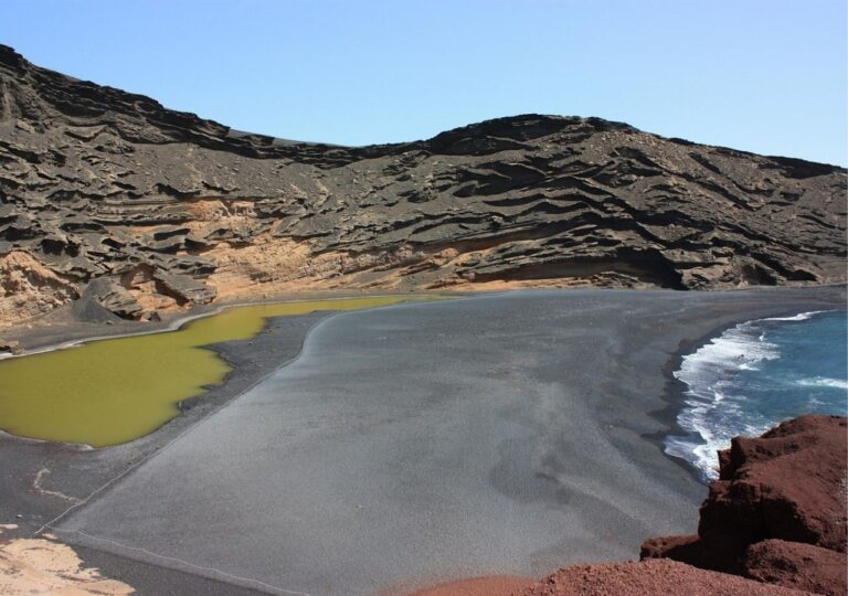 Czarne plaże Lanzarote - wulkanicznej wyspy w archipelagu Wysp Kanaryjskich na Atlantyku