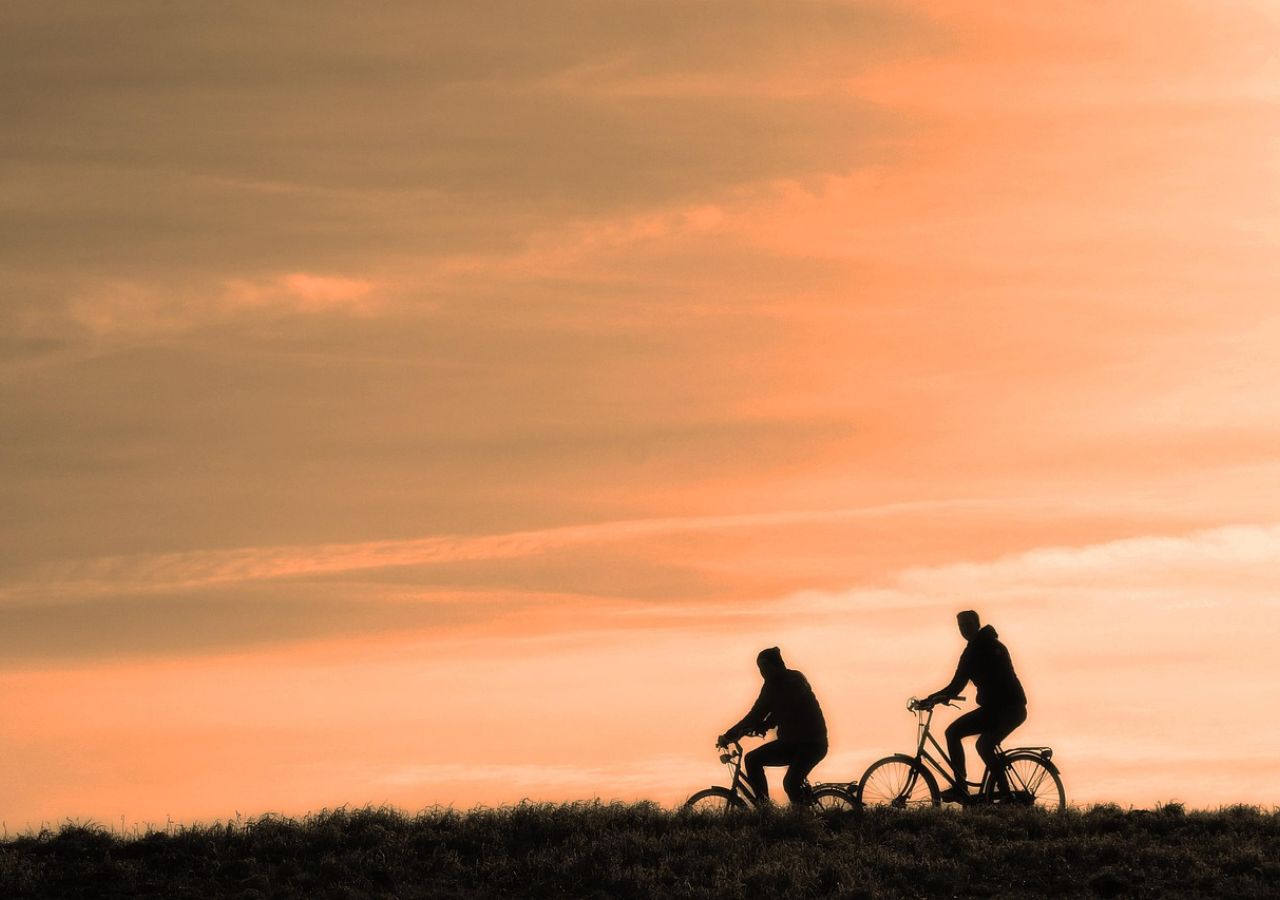 Dwóch reowerzystów w swietle zachodu słońca