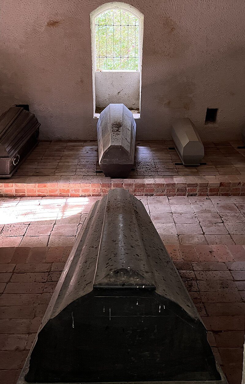 Trumny w piramidzie w Rapie