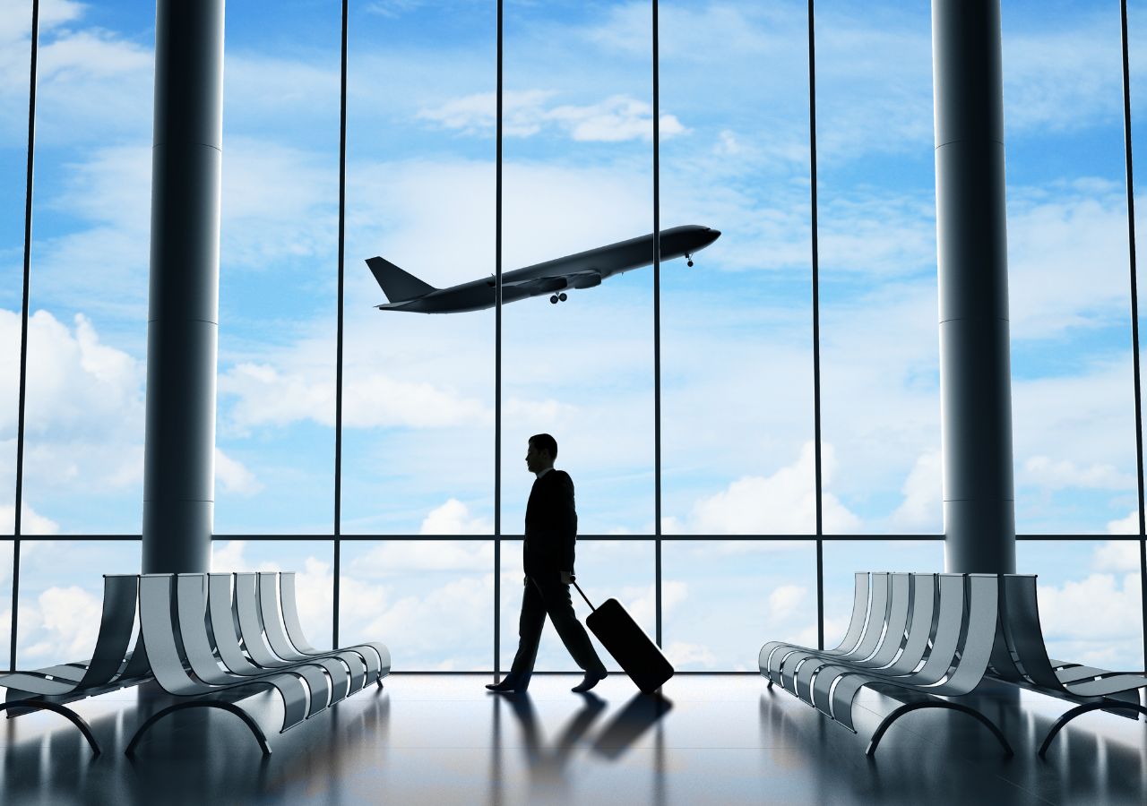 Widok z wnętrza budynku lotniska na starujący samolot