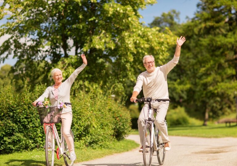 Para starszych ludzi w czasie przejażdżki rowerowej