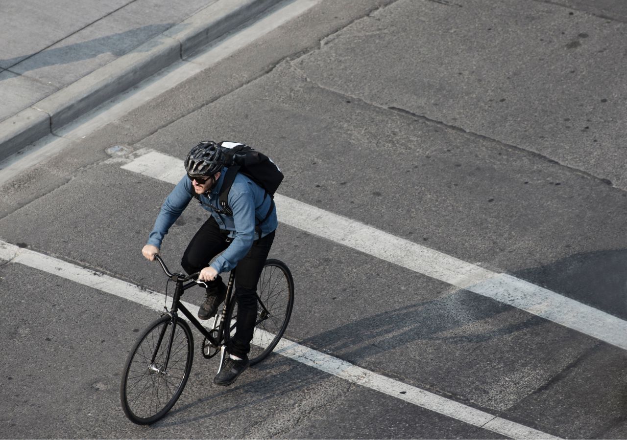Rowerzystaw mieście na rowerowej wyprawie
