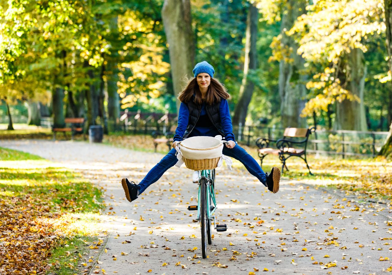 Rowerzystka w miejskim parku w czasie rowerowej wyprawy