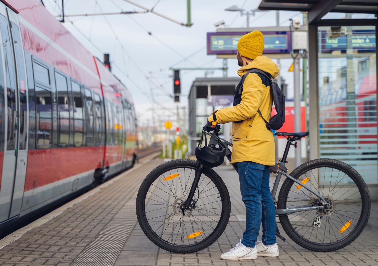 Rowerzysta w mieście na rowerowej wyprawie