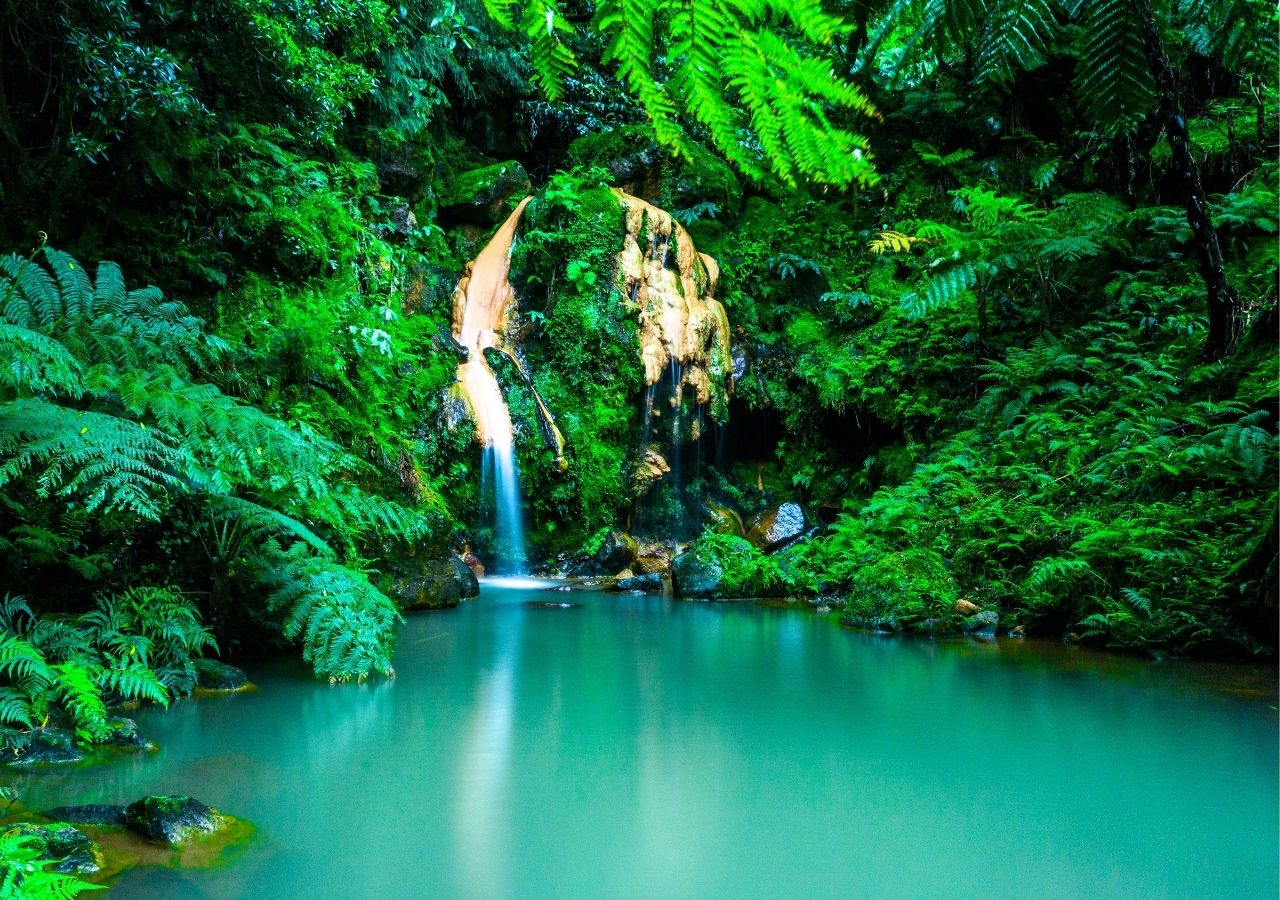 Azory - ze względu na bujną roślinność i wulkaniczne pochodzenie, nazywane są Hawajami Europy