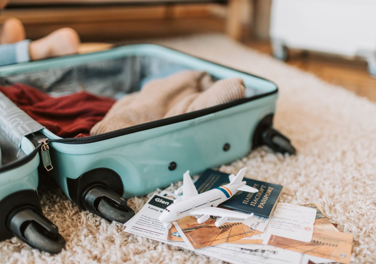 Bezpieczne pakowanie walizki bagażu