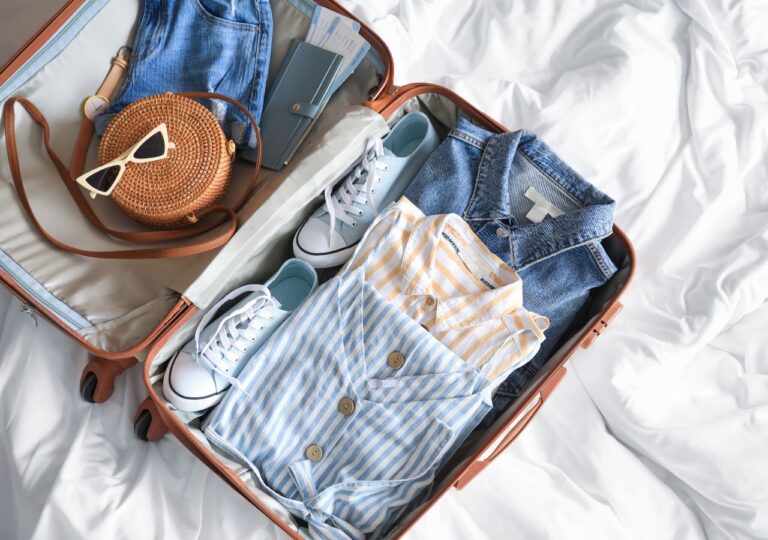 Bezpieczne pakowanie walizki bagażu