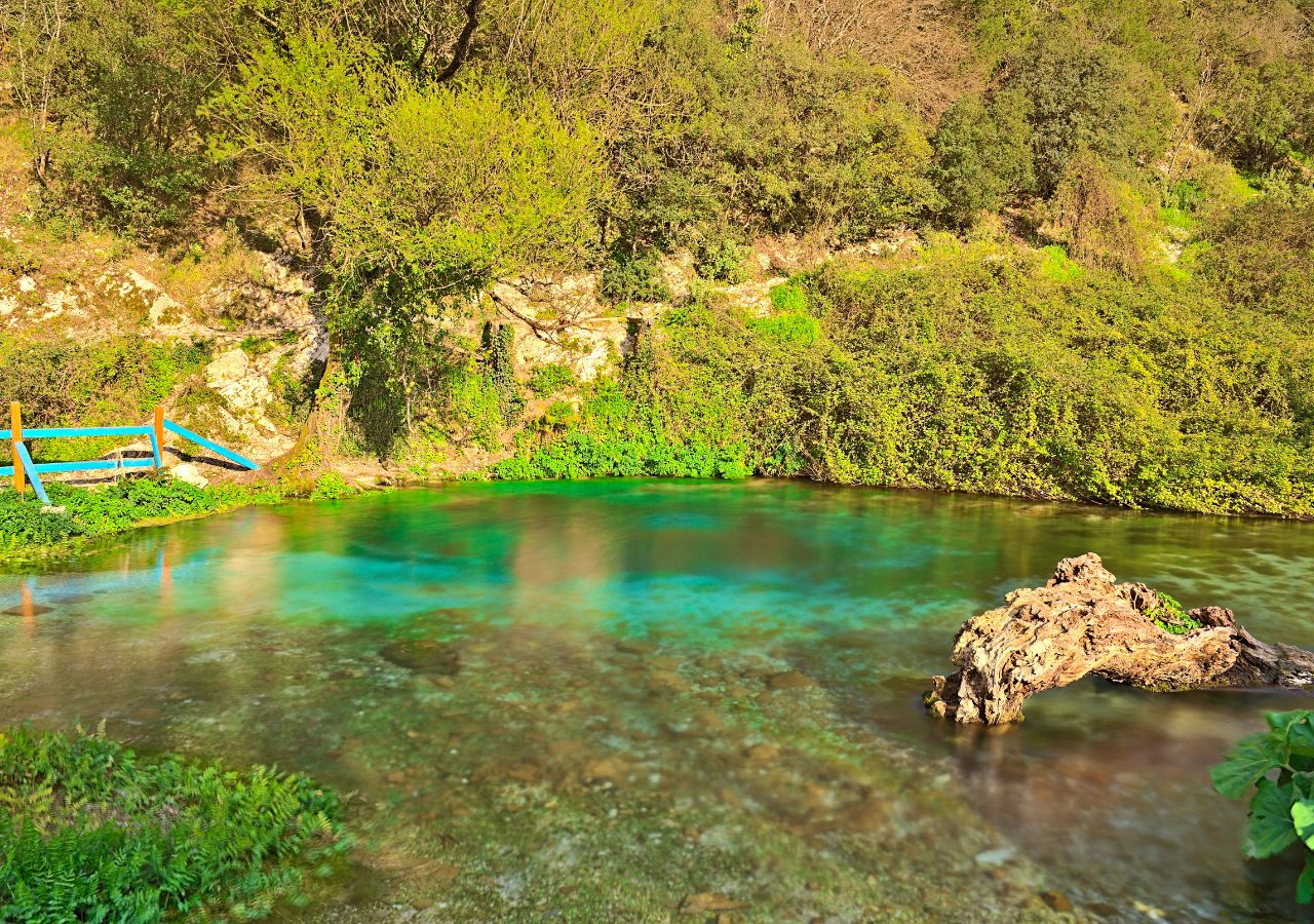 Blue Eye to wyjątkowe źródło ukryte w Albanii, w okolicach Sarandy