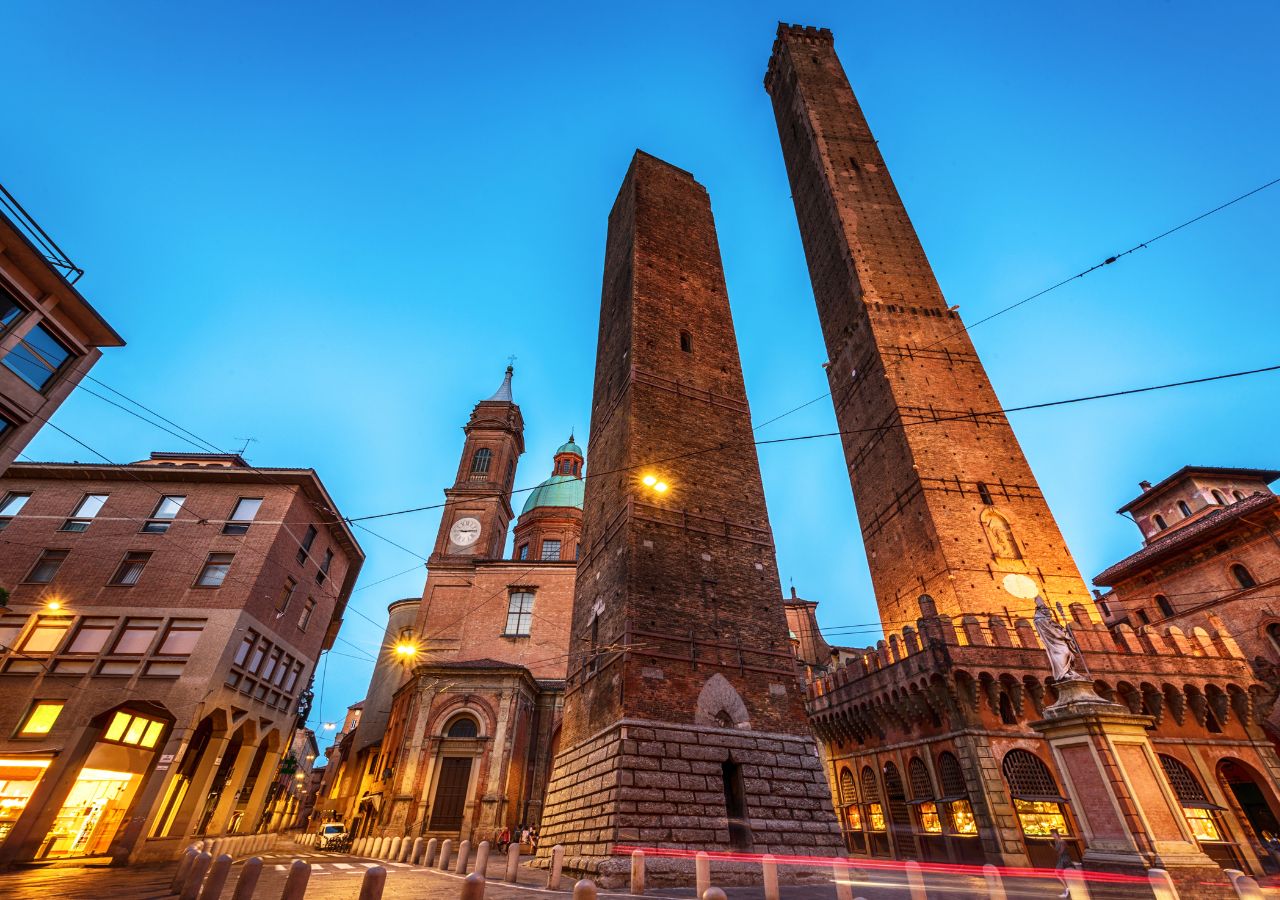 Nie tylko Piza na swoją krzywą wieżę. W tym mieście w średniowieczu wieże budowano na potęgę - ostały się dwie