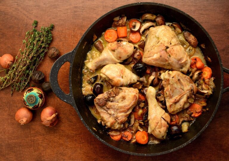 Francuskie Coq au Vin tradycyjne danie Europy w tradycyjnym garnku