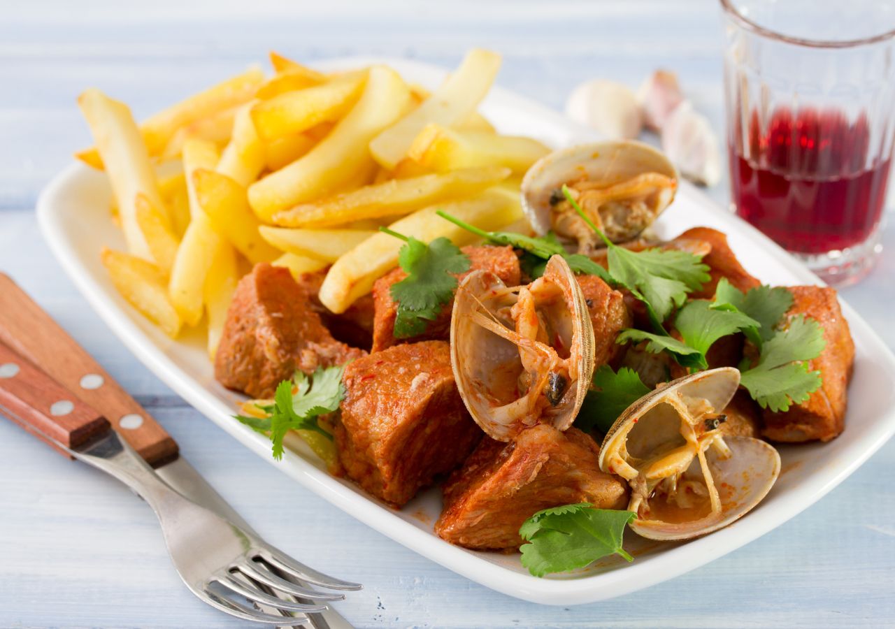 Portugalskie Carne de Porco à Alentejana to rypowe danie Europy
