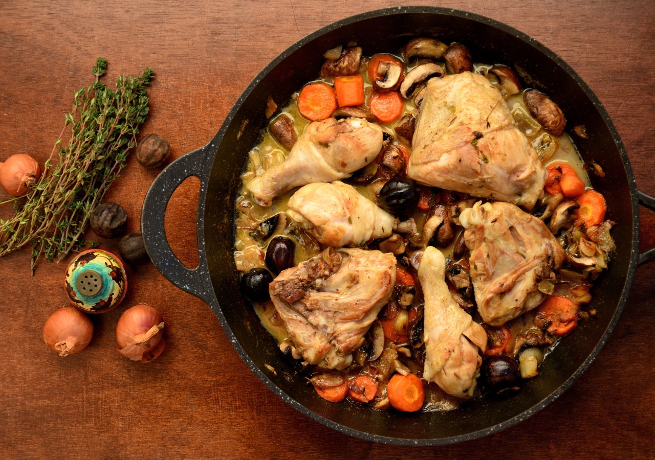 Francuskie Coq au Vin tradycyjne danie Europy w tradycyjnym garnku