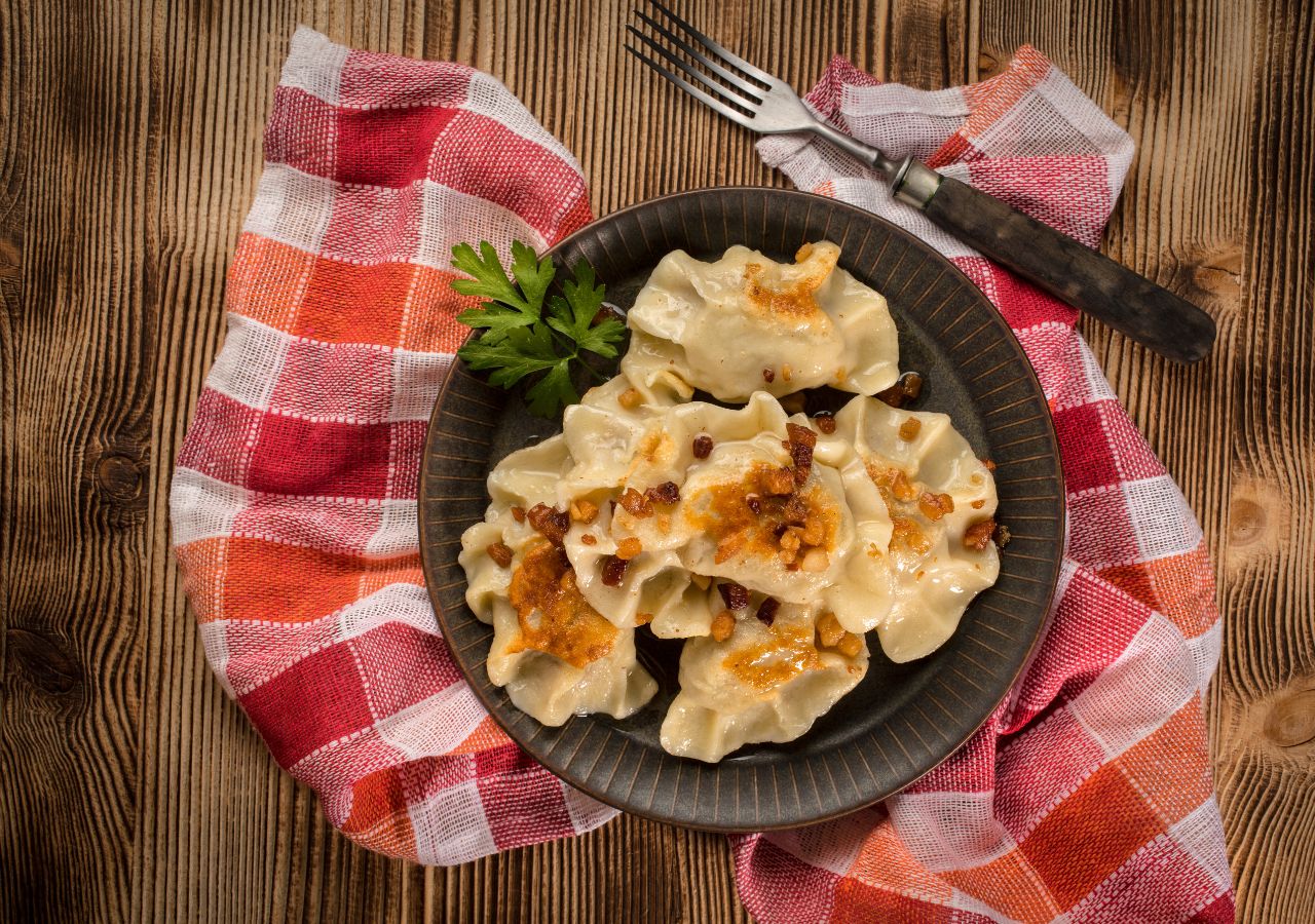 Pierogi ruskie z cebulką na talerzy typowe danie europy