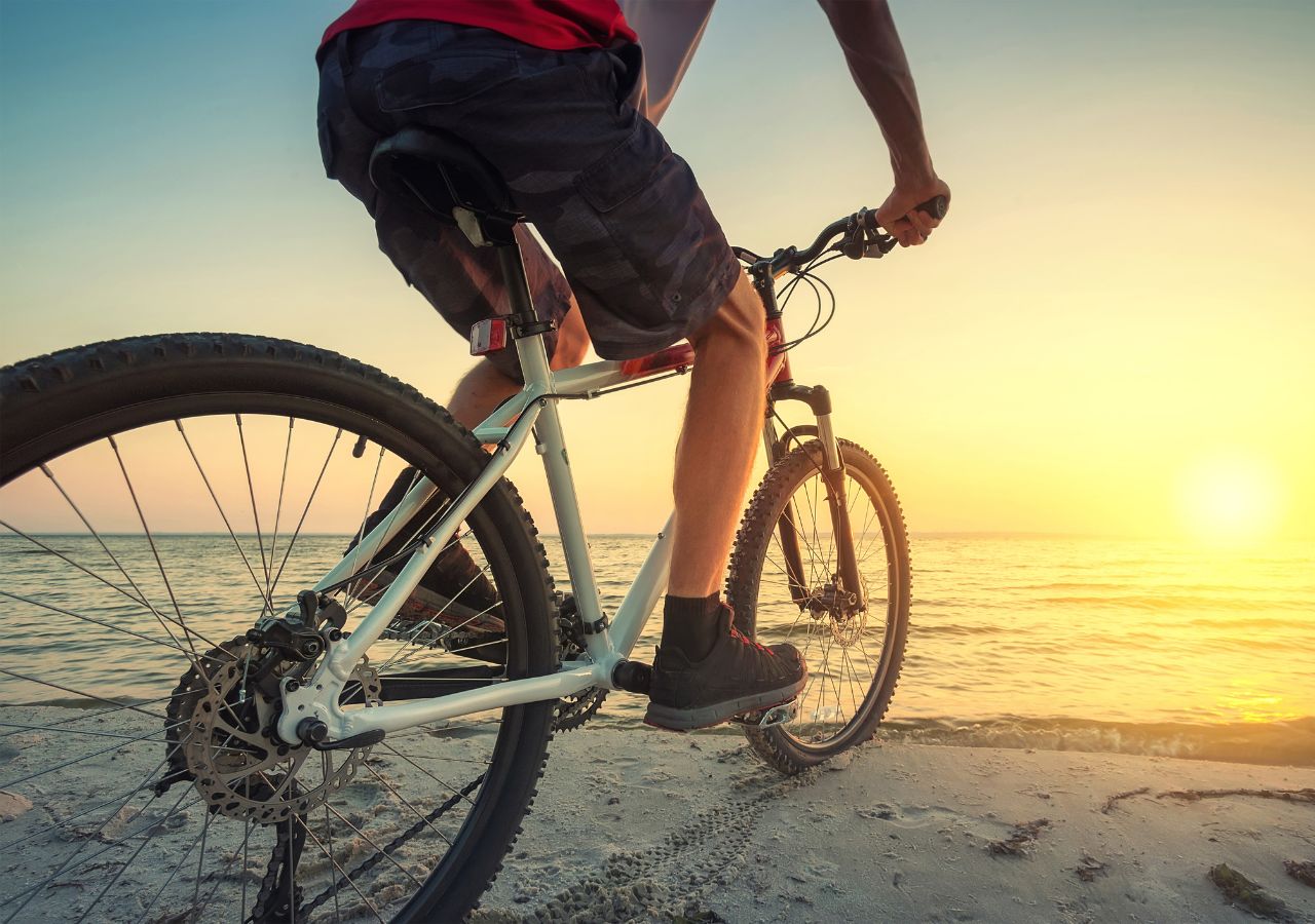 Rowerzysta w czasie wyprawy rowerej na plaży nad morzem