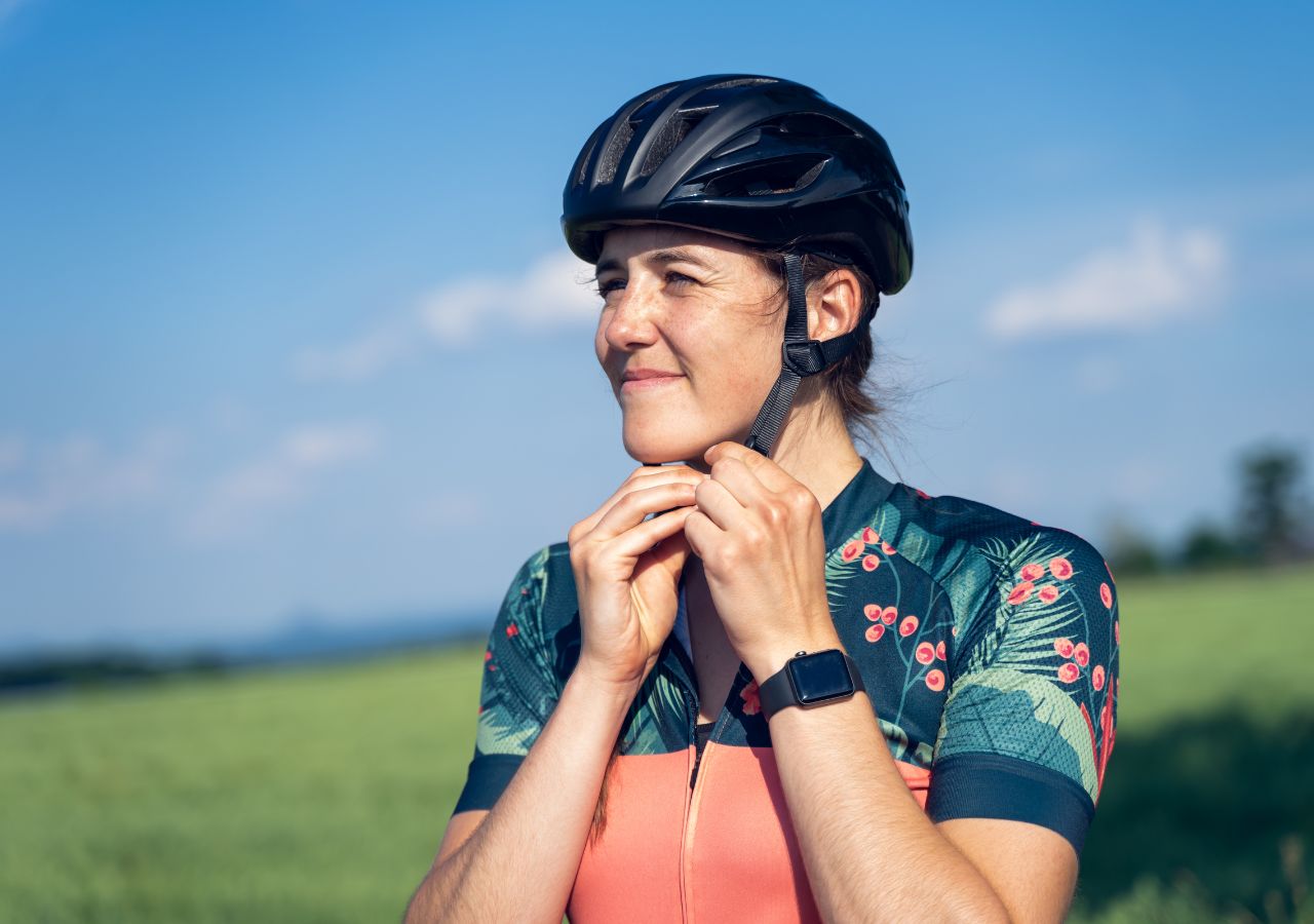 Kobieta zakłąda kas rowerowy do wyprawy rowerowej