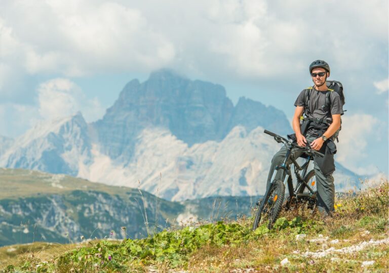 Roerzysta na rowerze trekkingowym w górach