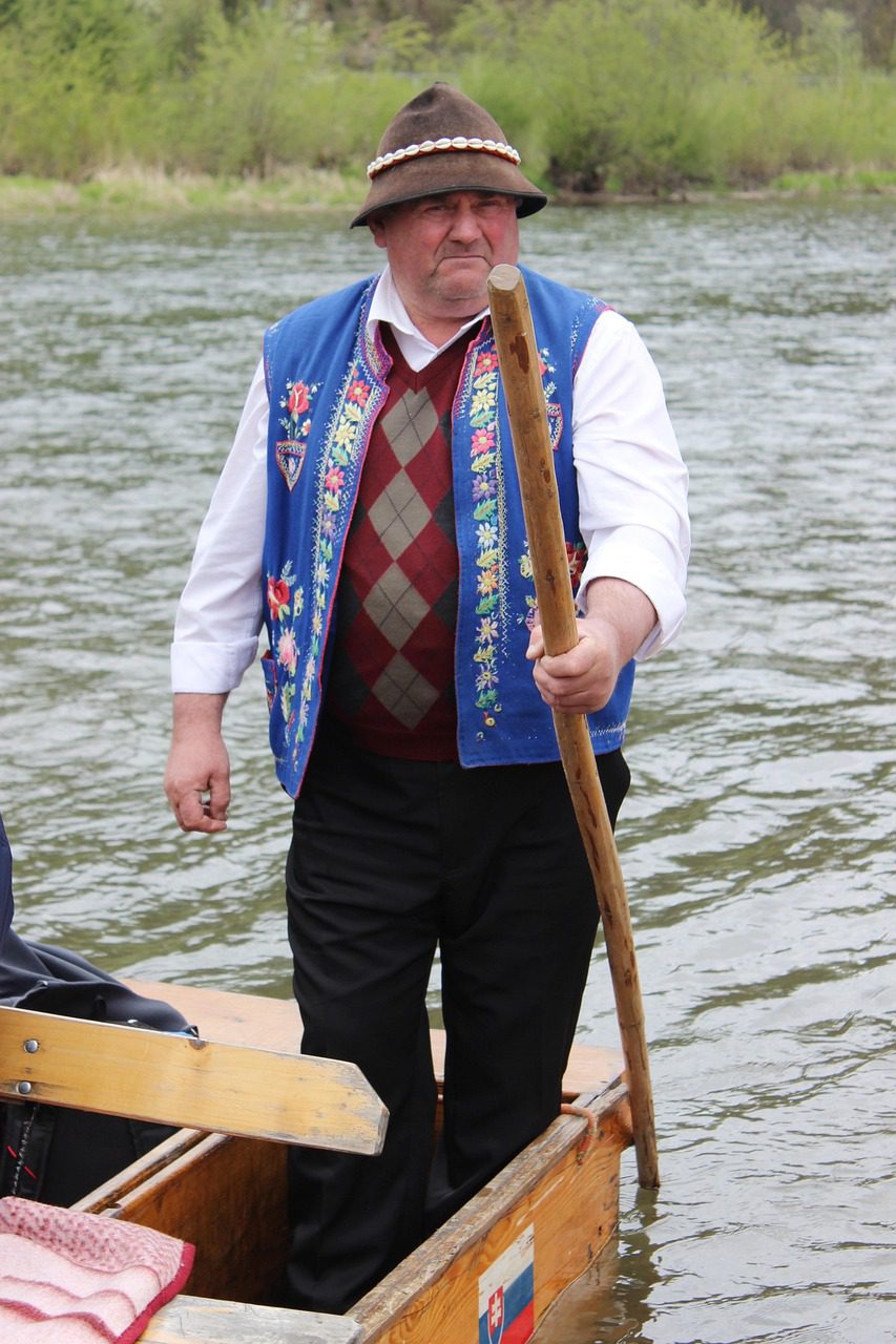 Flisak w tradycyjnym stroju. Gotowy do rozpoczęcia spływu przełomem Dunajca