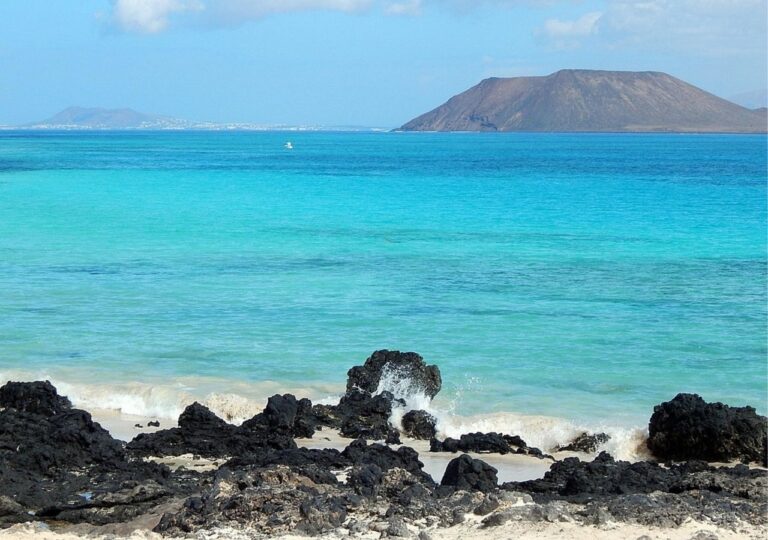 Fuerteventura to jedna z głównych wysp archipelagu Wysp Kanaryjskich, położona na Oceanie Atlantyckim