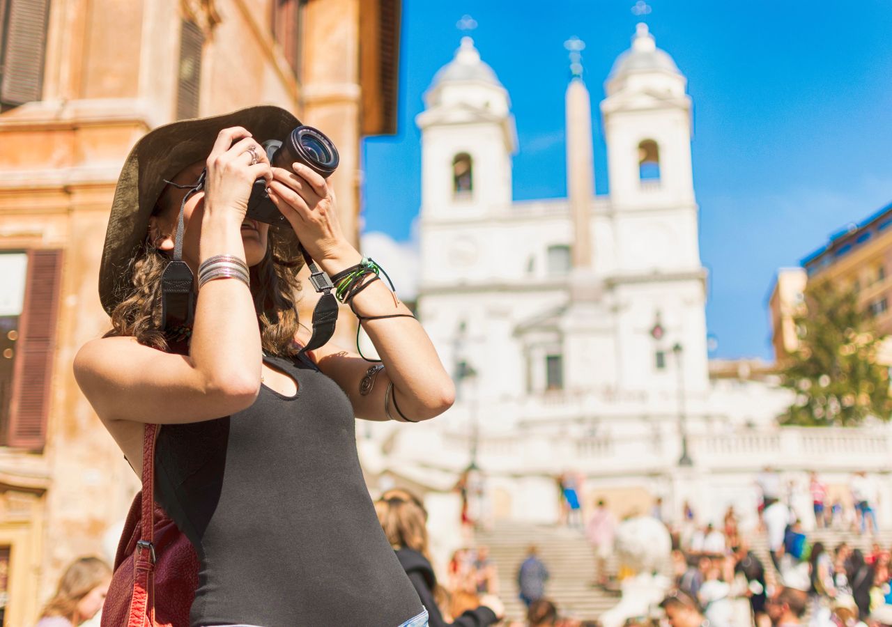 Turystka fotografuje zabytki w trakcie podróży