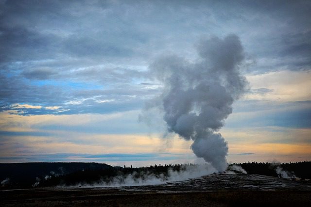 gejzer Old Faithful w Yellowstone USA