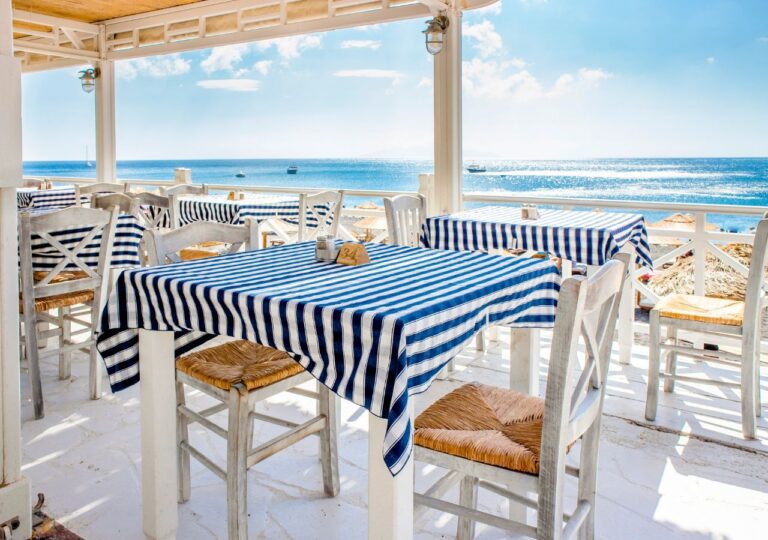 Tawerna w Grecji z widokiem na moze