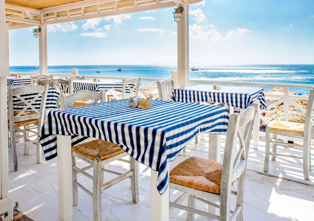 Tawerna w Grecji z widokiem na moze