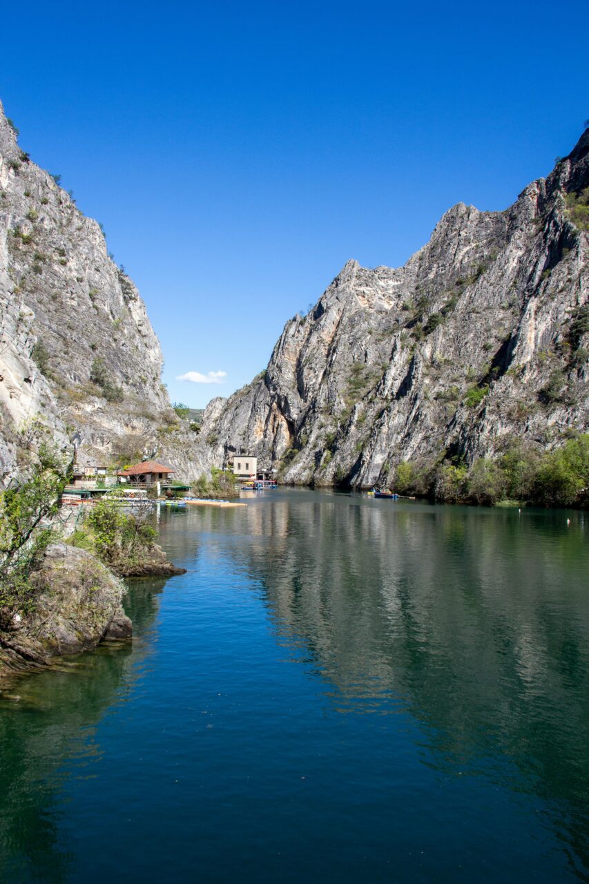 Kanion urzeka dziką przyrodą, niezwykłą barwą wody i skalnymi ścianami