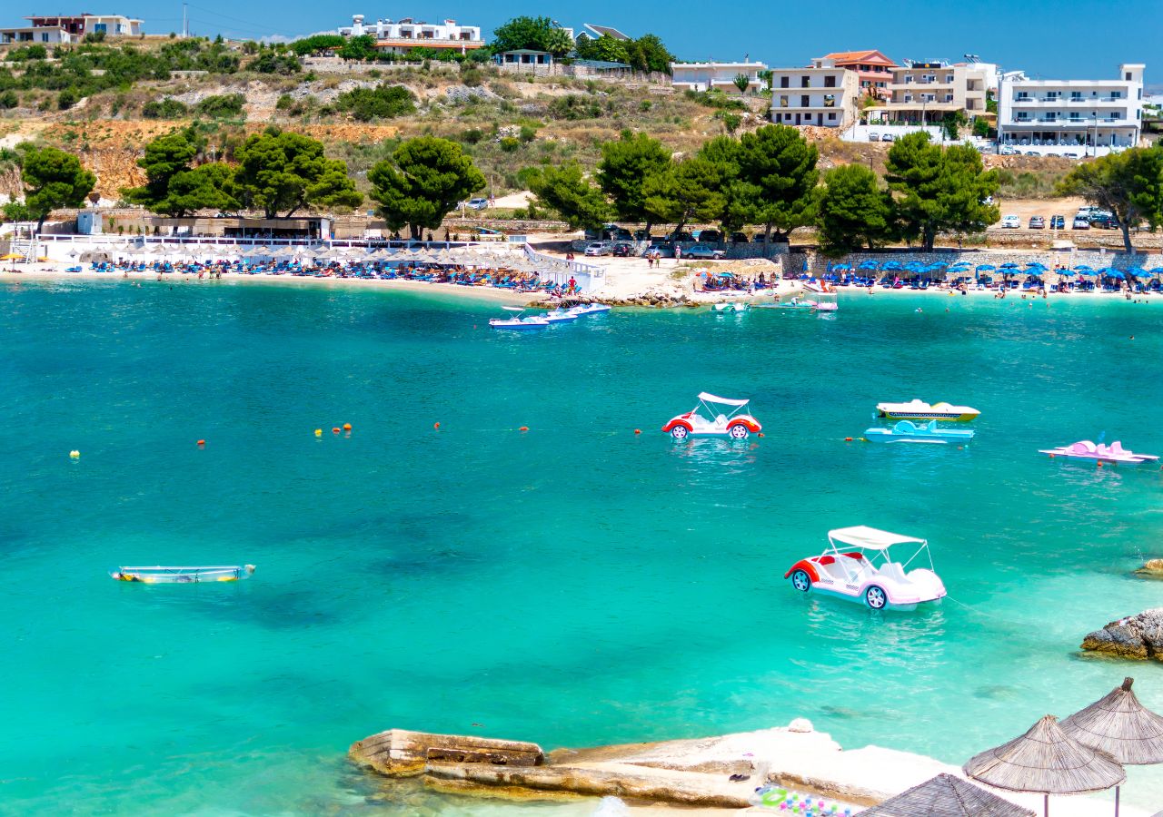 Białe plaże Ksamilu i turkusowe morze