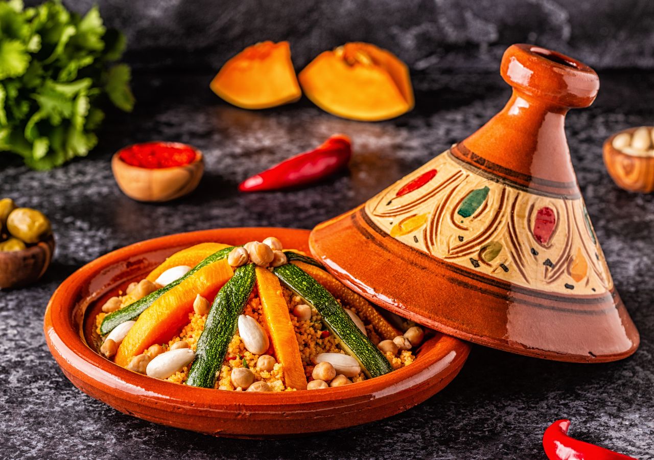 Tadżin wegetariański z migdałami i grochem kuchnia śródziemnomorska