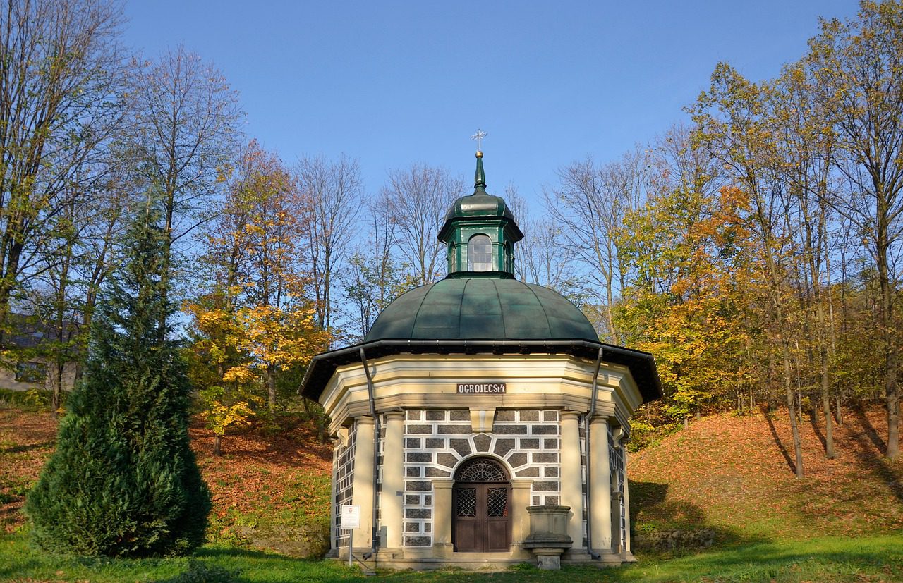 Zabytkowa kapliczka - 
 stacja Drogi Krzyżowej w Lanckoronie