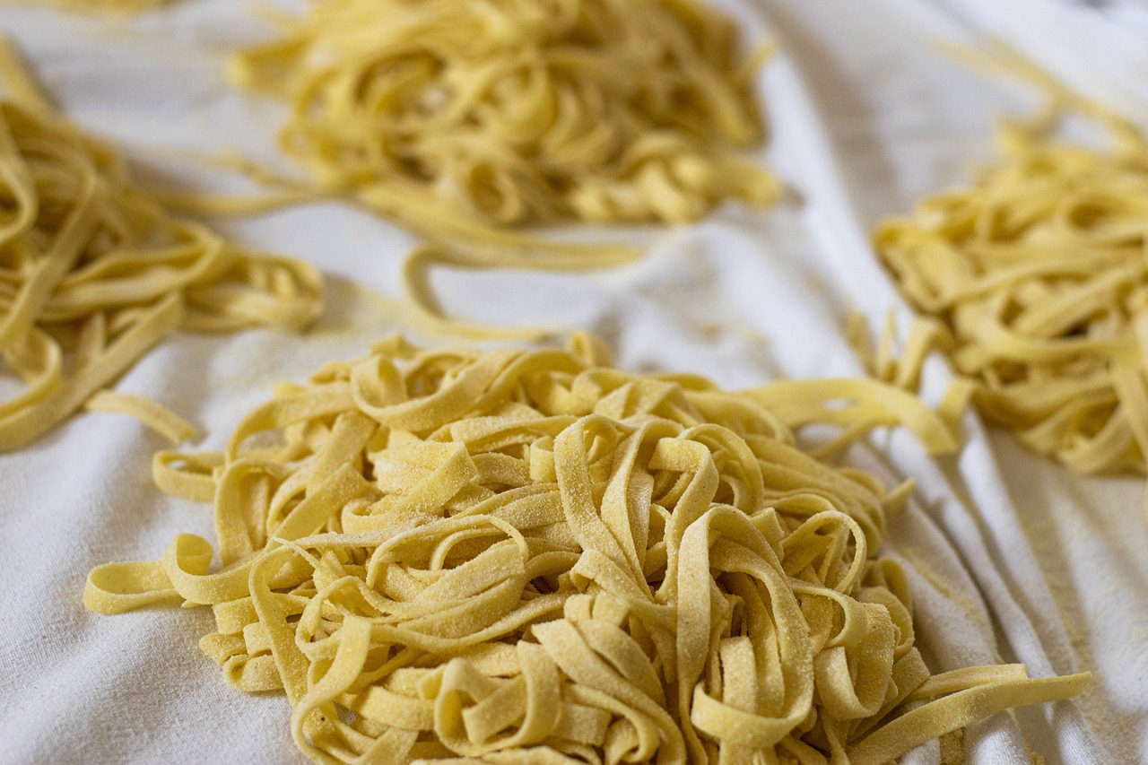 Świeży makaron tagliatelle