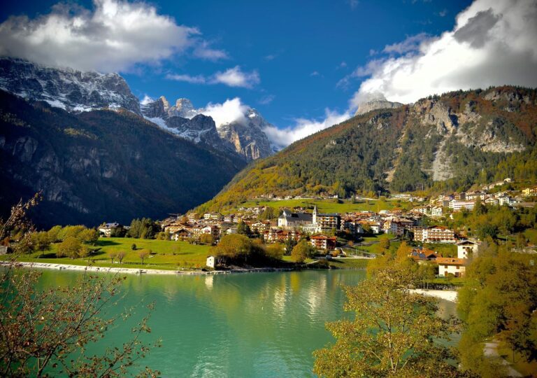 Miasteczko Molveno we włoskim Trentino