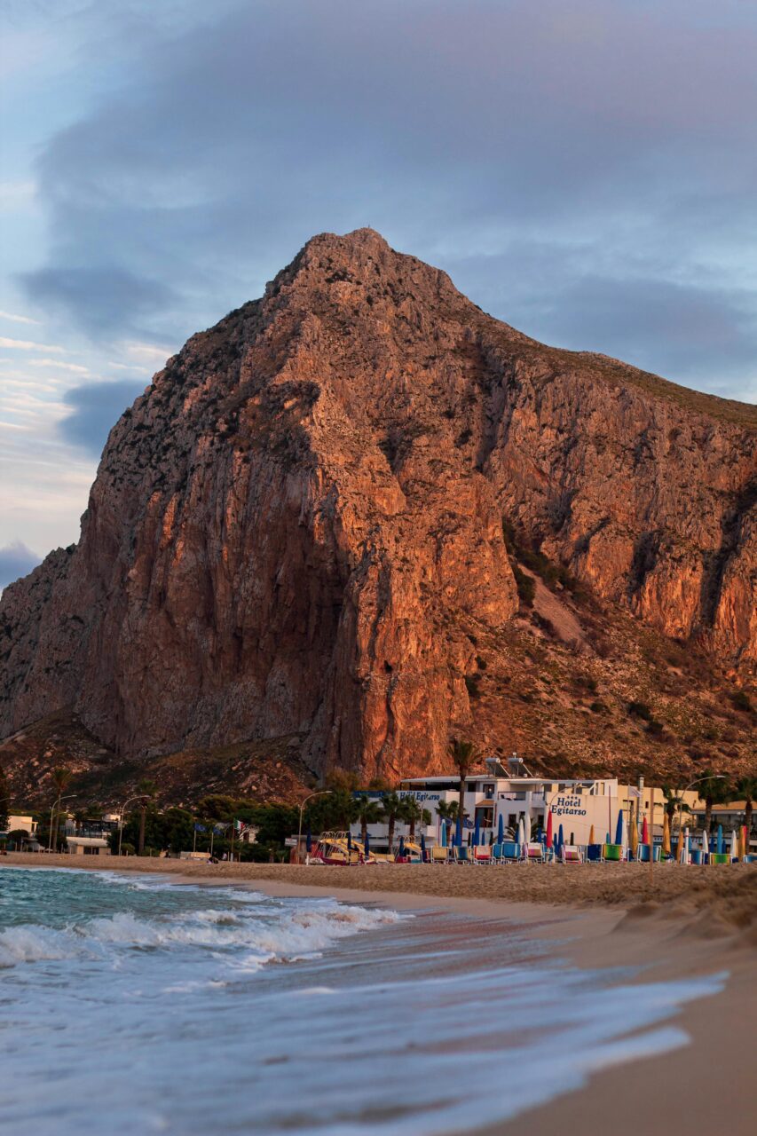 Monte Monaco góruje nad plażą San Vito Lo Capo