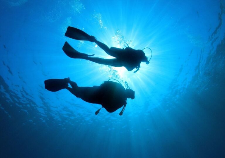 Nurkowanie na tle tafli morza