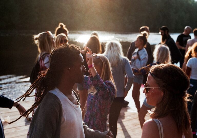 Ludzie tańczą na plaży