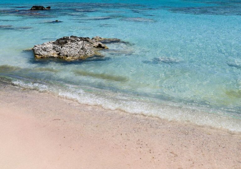 Bajkowa plaża Elafonisi zaskakuje różowym piaskiem i turkusową wodą