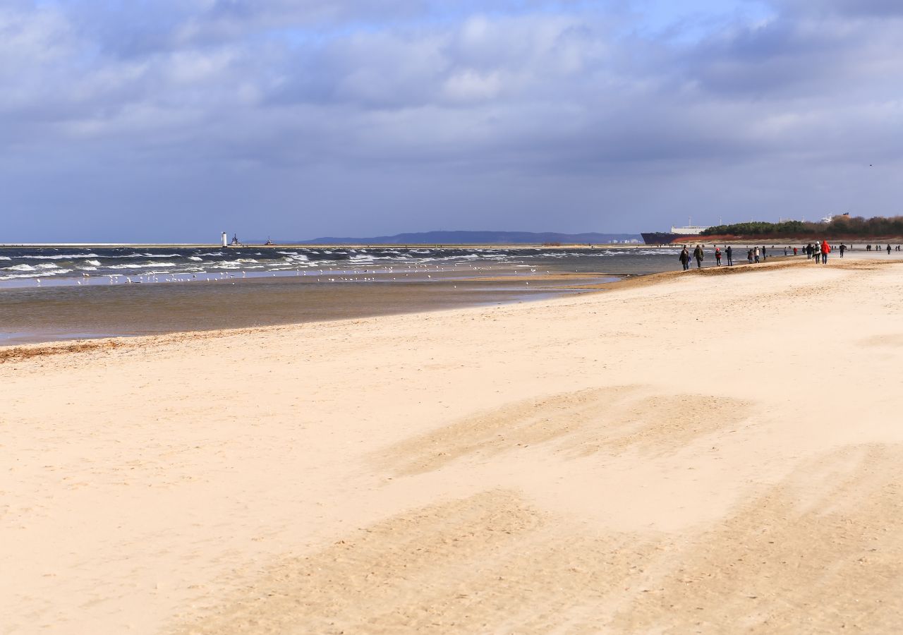 Złocisty, delikatny piasek i 200 m szerokości