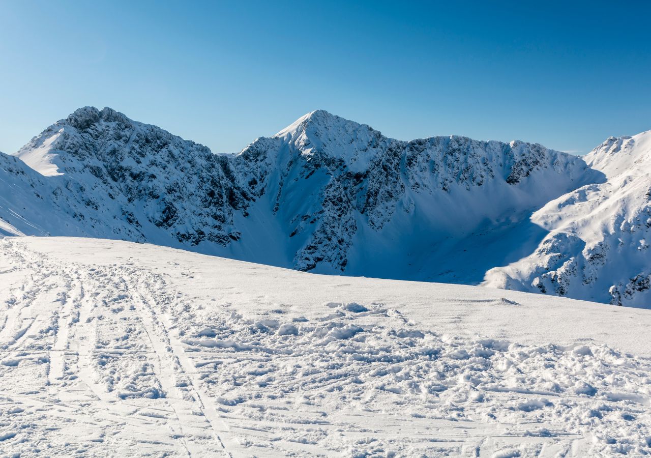 Widok na Rohacze w Tatrach Zachodnich zimą