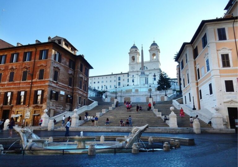 Schody Hiszpańskie i fontanna Della Barcaccia w Rzymie