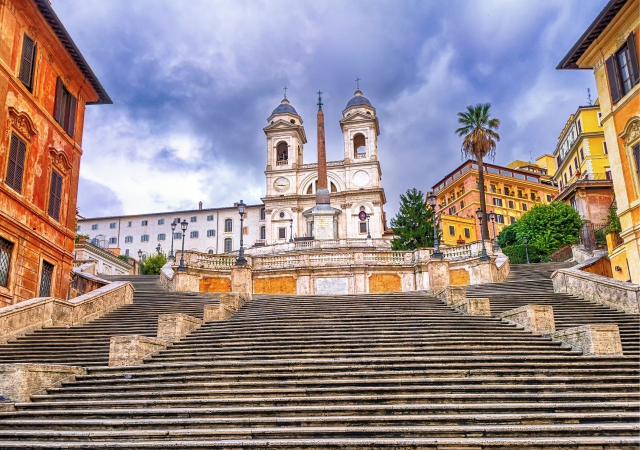 Schody Hiszpańskie to nie tylko piękny zabytek, ale także miejsce wymagające od nas szacunku i odpowiedzialnego zachowania