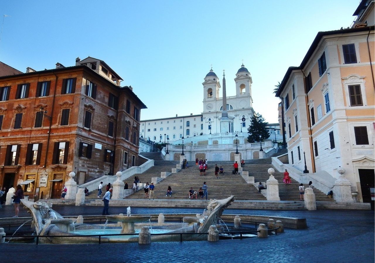 Schody Hiszpańskie i fontanna Della Barcaccia w Rzymie