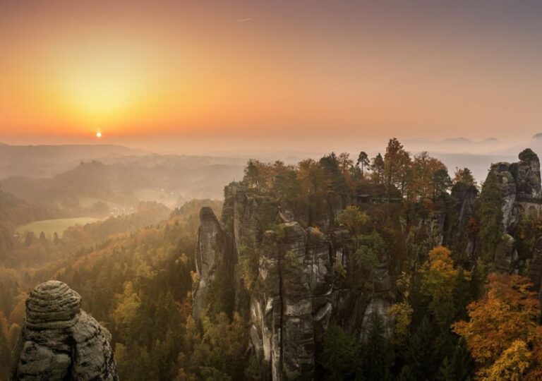 Tajemnicze skały i twierdze. To miejsce to raj dla turystów - Szwajcaria Saksońska