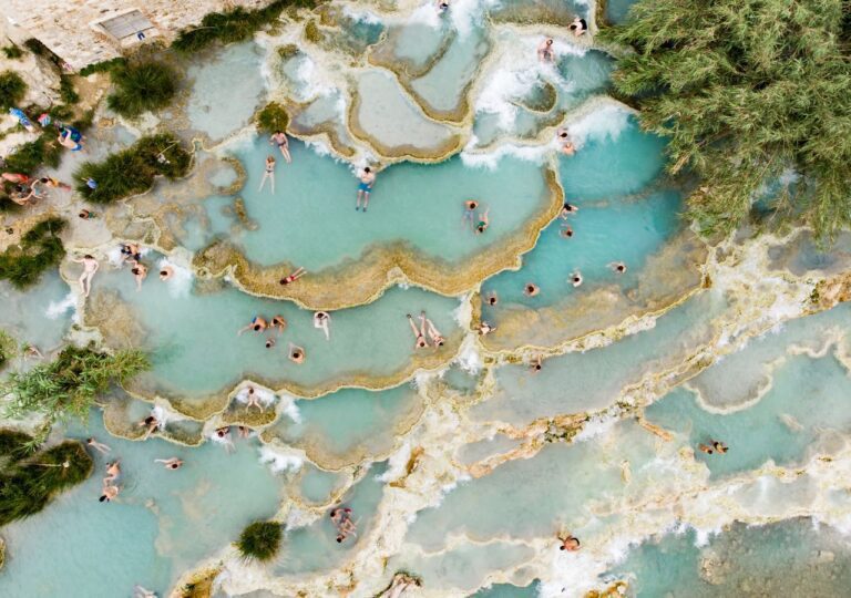 Wapienne tarasy tworzą tutaj naturalne baseny, wypełnione ciepłą wodą siarkową, spływającą kaskadami