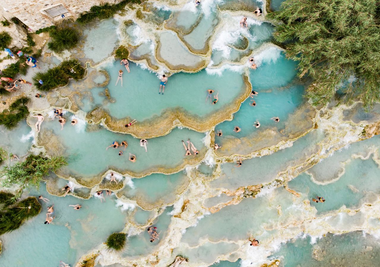 Wapienne tarasy tworzą tutaj naturalne baseny, wypełnione ciepłą wodą siarkową, spływającą kaskadami