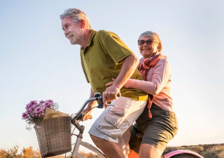 Para senioró osób w starszym wieku na rowerze