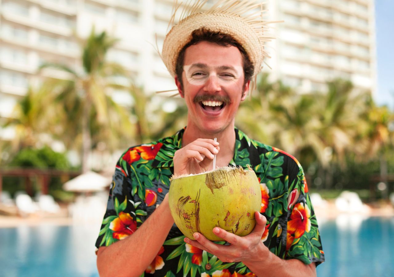 Turysta pijący napój z kokosa