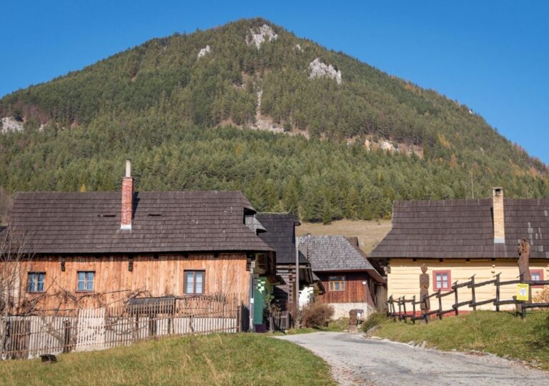 Vlkolínec na Słowacji. Nie znajdziemy tu asfaltowych dróg, nowoczesnych budynków ani reklam. W zamian czeka na nas cisza, drewniane chaty i niepowtarzalna atmosfera