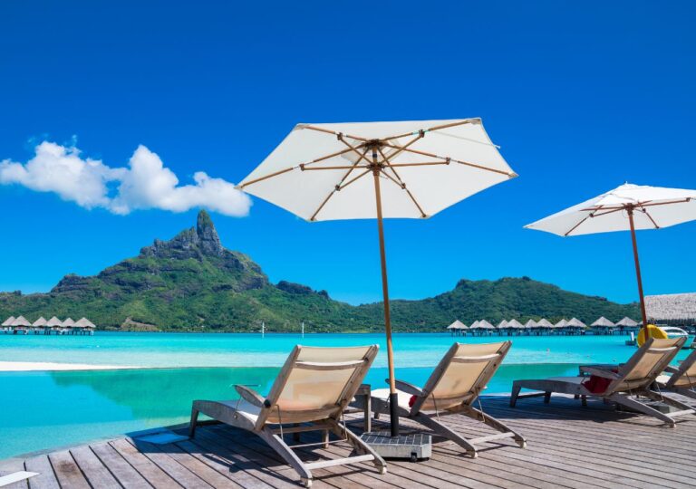 Leżaki na drewnianym pomoście nad morską plażą