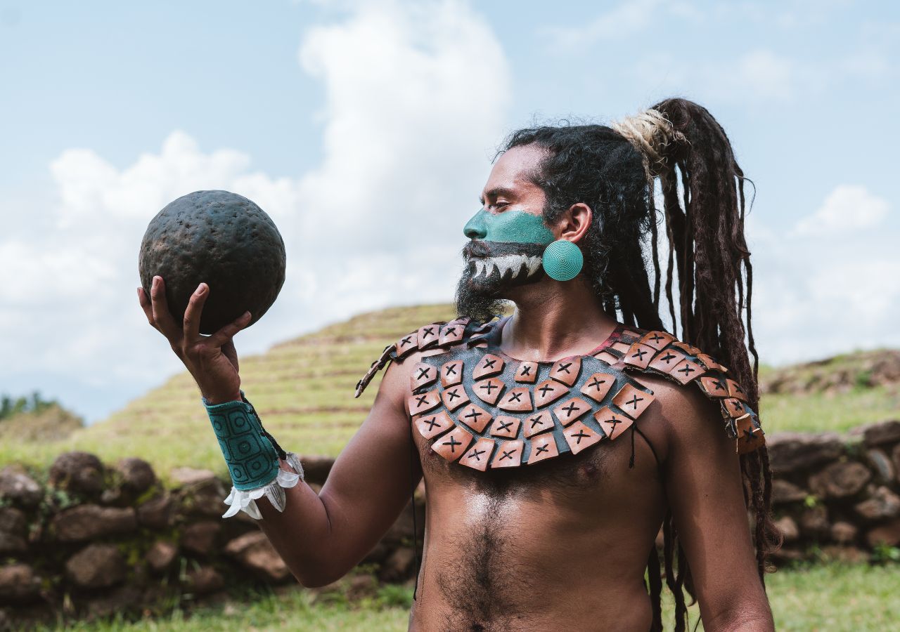 wojonik majański w tradycyjnym stroju