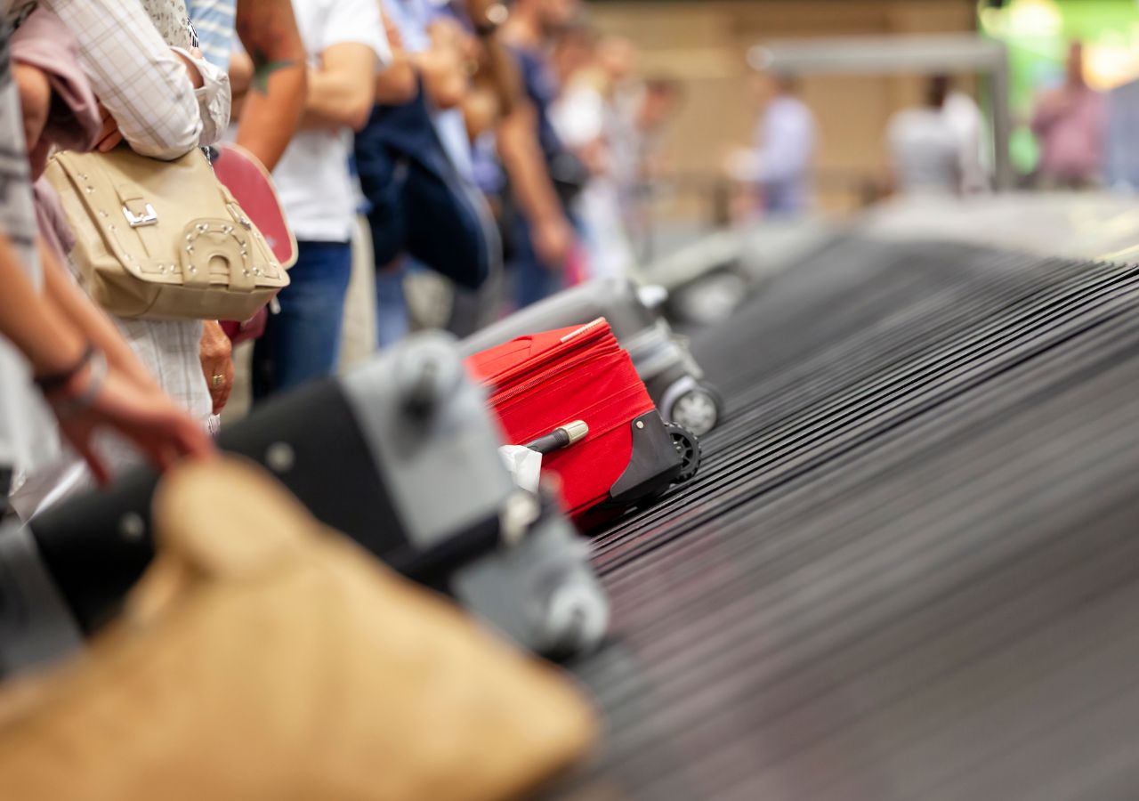 Taśma bagażowa z walizkami na lotnisku